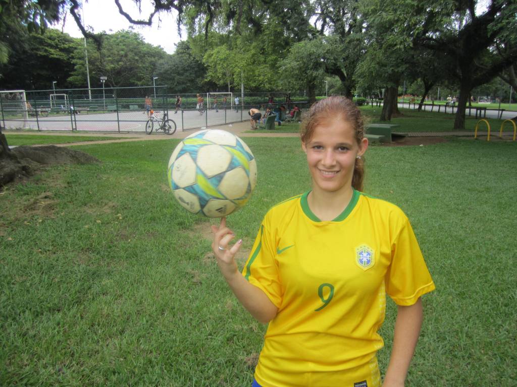 Mikaele Bezerra ensina manobras de futebol freestyle