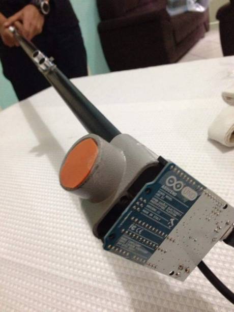 Olho virtual: estudantes cariocas criam bengala capaz de&nbsp;detectar obst&aacute;culos no caminho e emitir alerta para o usu&aacute;rio
