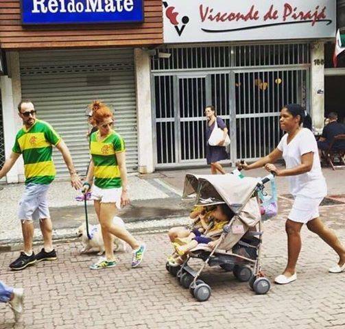 Babá de foto polêmica defende uso de uniforme