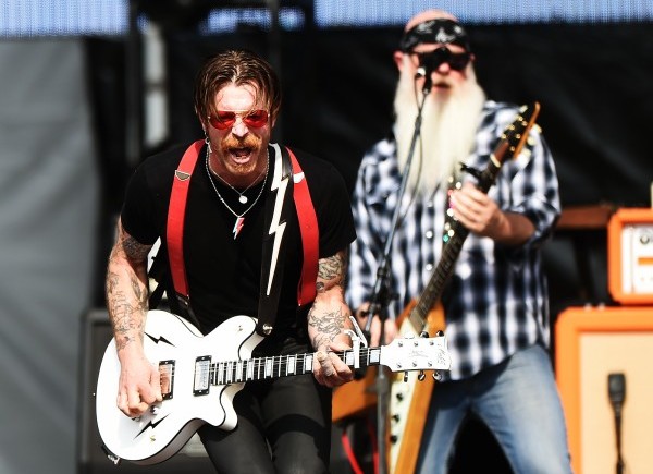 Eagles of Death Metal: show bem humorado parecia um número de stand-up comedy Eagles of Death Metal: show bem humorado parecia um número de stand-up comedy