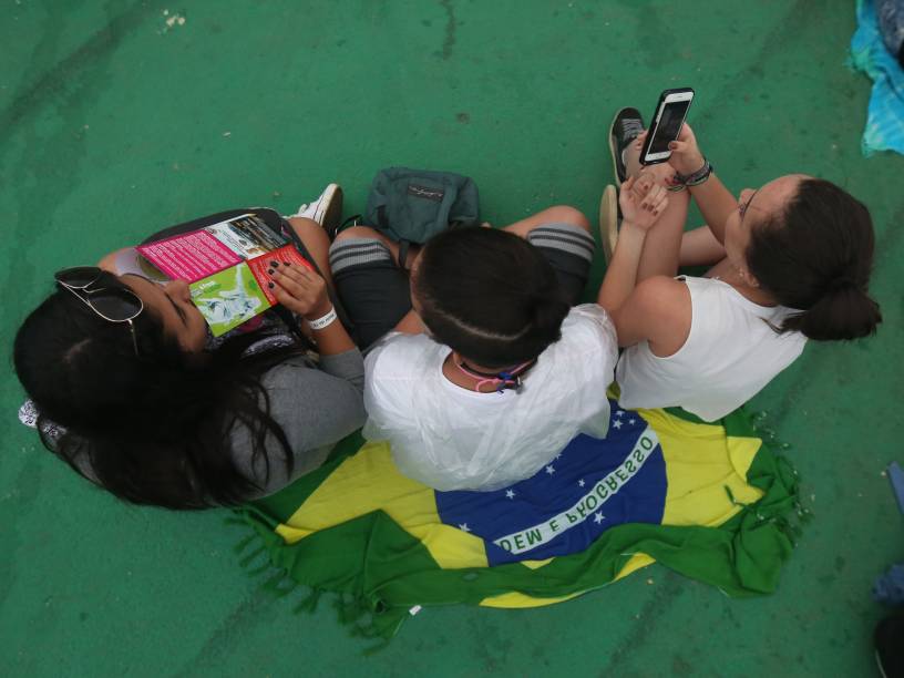 No domingo: alguns visitantes do Lolla se manifestaram com bandeiras do Brasil No domingo: alguns visitantes do Lolla se manifestaram com bandeiras do Brasil