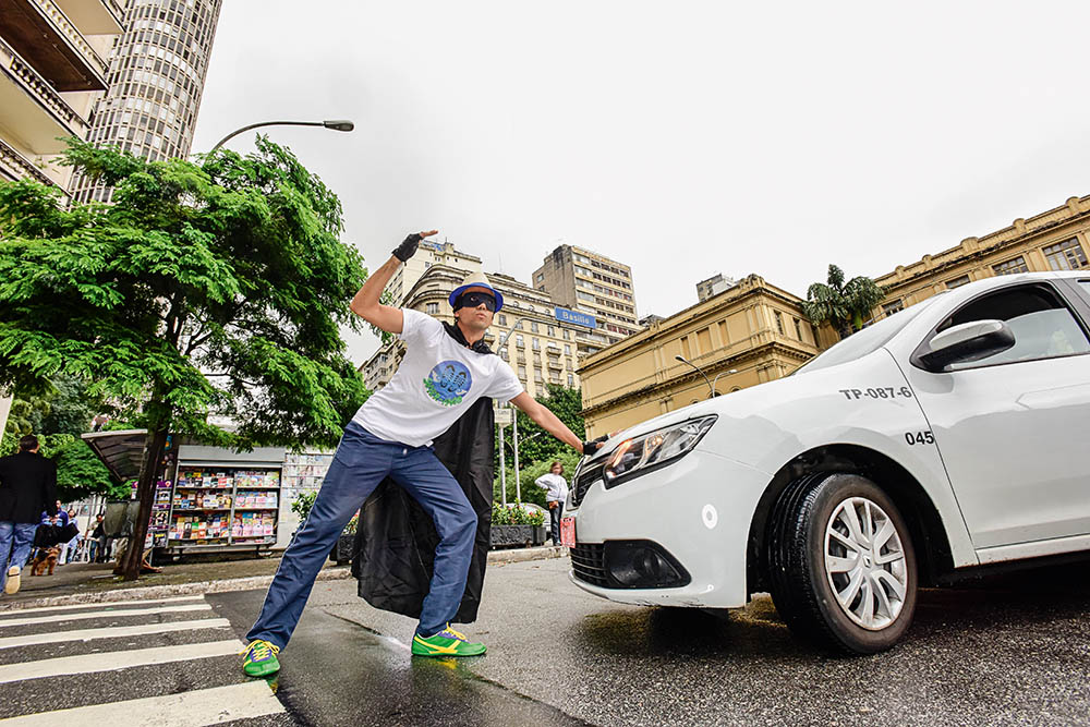 Super-herói paulistano percorre as ruas para “socorrer” pedestres