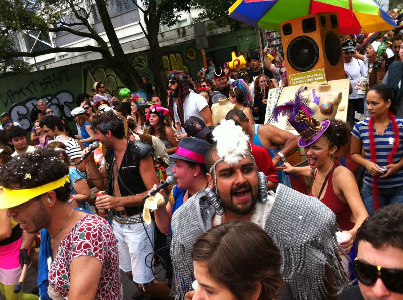 No bloco, marchinhas de carnaval e músicas autorais do João Capota na Alves No bloco, marchinhas de carnaval e músicas autorais do João Capota na Alves