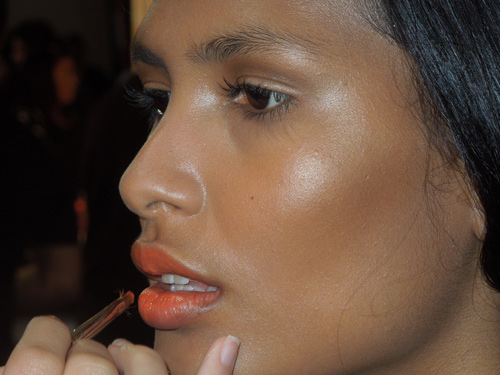 Boca alaranjada: mistura das cores Orange, Yellow e White da linha Pro Longwear, da M.A.C. Boca alaranjada: mistura das cores Orange, Yellow e White da linha Pro Longwear, da M.A.C.