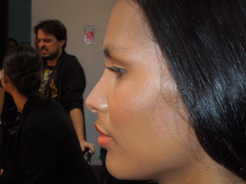 Bochechas alaranjadas: nas têmporas foi usado o Mineralize Skinfinish Soft and Gentle. A cor do blush ficou por conta do cremoso Fabulush CCB. Todos são produtos da M.A.C. Bochechas alaranjadas: nas têmporas foi usado o Mineralize Skinfinish Soft and Gentle. A cor do blush ficou por conta do cremoso Fabulush CCB. Todos são produtos da M.A.C.