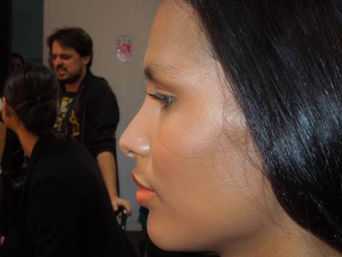 Bochechas alaranjadas: nas têmporas foi usado o Mineralize Skinfinish Soft and Gentle. A cor do blush ficou por conta do cremoso Fabulush CCB. Todos são produtos da M.A.C. Bochechas alaranjadas: nas têmporas foi usado o Mineralize Skinfinish Soft and Gentle. A cor do blush ficou por conta do cremoso Fabulush CCB. Todos são produtos da M.A.C.