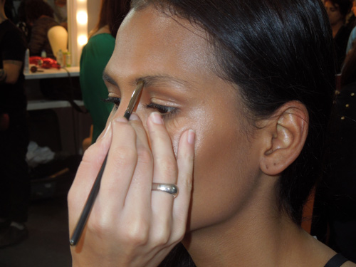 Olhos: côncavo e sombrancelhas foram marcados com o conjunto de sombras The Stylish Brow Duo Redhead, da M.A.C. Olhos: côncavo e sombrancelhas foram marcados com o conjunto de sombras The Stylish Brow Duo Redhead, da M.A.C.