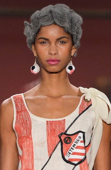 Ronaldo Fraga: modelos usam peruca de bombril em desfile Ronaldo Fraga: modelos usam peruca de bombril em desfile