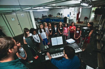 Crianças tentam a sorte nos palcos