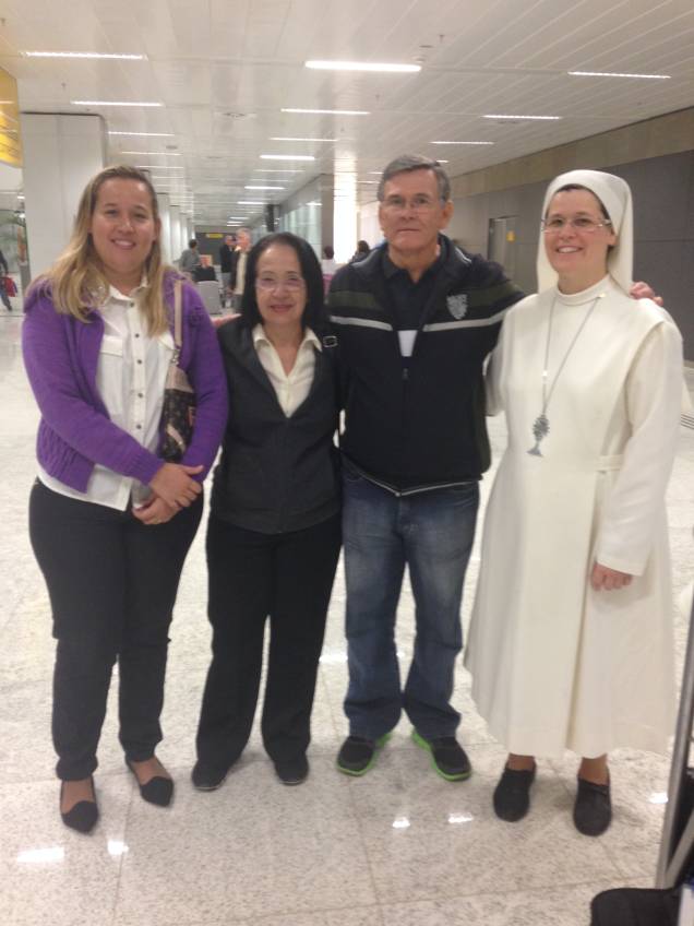 Eliana Tavares Pereira com os pais e a irmã: falta de sinalização atrapalhou na hora do desembarque Eliana Tavares Pereira com os pais e a irmã: falta de sinalização atrapalhou na hora do desembarque