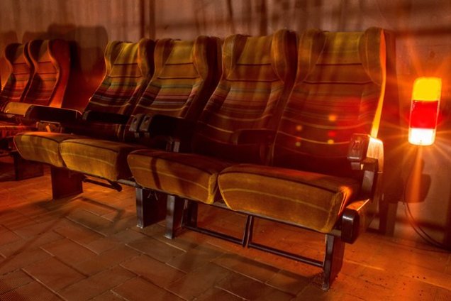 Espa&ccedil;o Desmanche: poltronas de um &ocirc;nibus antigo servem de descanso na &aacute;rea dos fundos