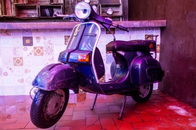 Espaço Desmanche: carcaças e automóveis antigos espalhados pelo espaço Espaço Desmanche: carcaças e automóveis antigos espalhados pelo espaço