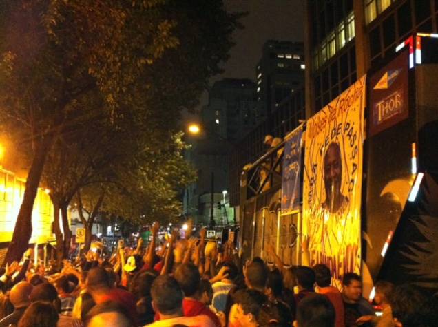 Multidão ganhou camisetas e cerveja de graça no bloco Multidão ganhou camisetas e cerveja de graça no bloco