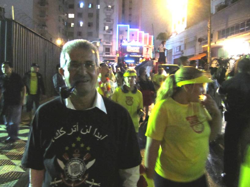 Um morador que saiu de seu apartamento e se juntou ao cordão Um morador que saiu de seu apartamento e se juntou ao cordão