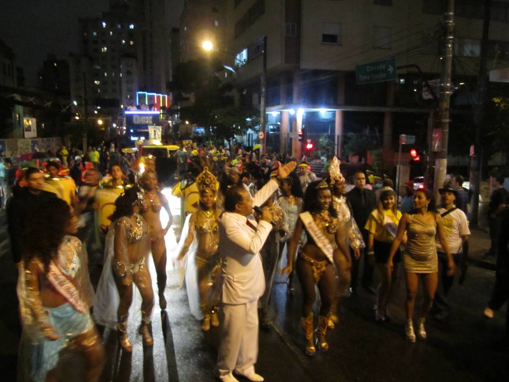 Candinho, ao centro, de branco, anima o público entre musas e princesas da Banda Candinho, ao centro, de branco, anima o público entre musas e princesas da Banda