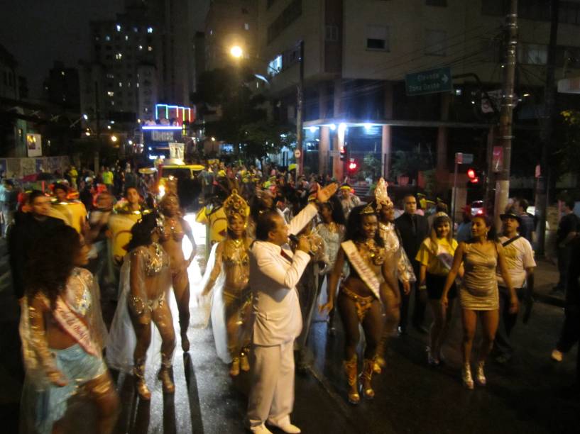 Candinho, ao centro, de branco, anima o p&uacute;blico entre musas e princesas da Banda