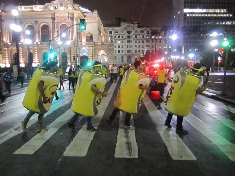 Grupo fantasiado de lata de cerveja faz gra&ccedil;a em frente ao Teatro Municipal