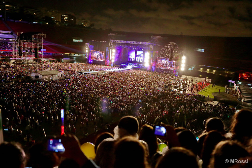 Primeiro show do One Direction teve Pelé e delírio de fãs