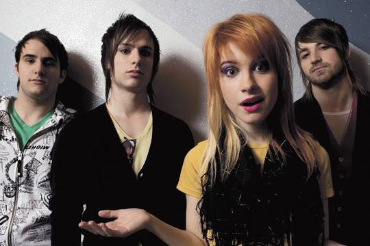 Do laranja ao vermelho: cabelo da vocalista Hayley Williams inspira f&atilde;s da banda