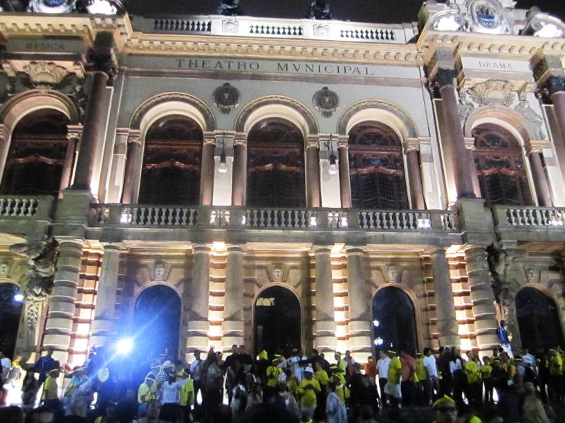 Na metade do percurso, o bloco fez uma pausa no Teatro Municipal, cujas escadas foram tomadas pela multidão Na metade do percurso, o bloco fez uma pausa no Teatro Municipal, cujas escadas foram tomadas pela multidão