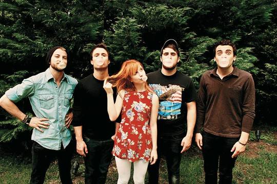Rock de saias: beleza de Hayley atrai fãs para o Paramore Rock de saias: beleza de Hayley atrai fãs para o Paramore