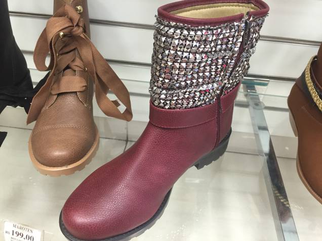 Bota com tachos (de 199 reais por 99,50 reais) Bota com tachos (de 199 reais por 99,50 reais)