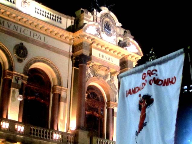 Detalhe da bandeira do Bloco do Candinho, durante pausa no Teatro Municipal Detalhe da bandeira do Bloco do Candinho, durante pausa no Teatro Municipal