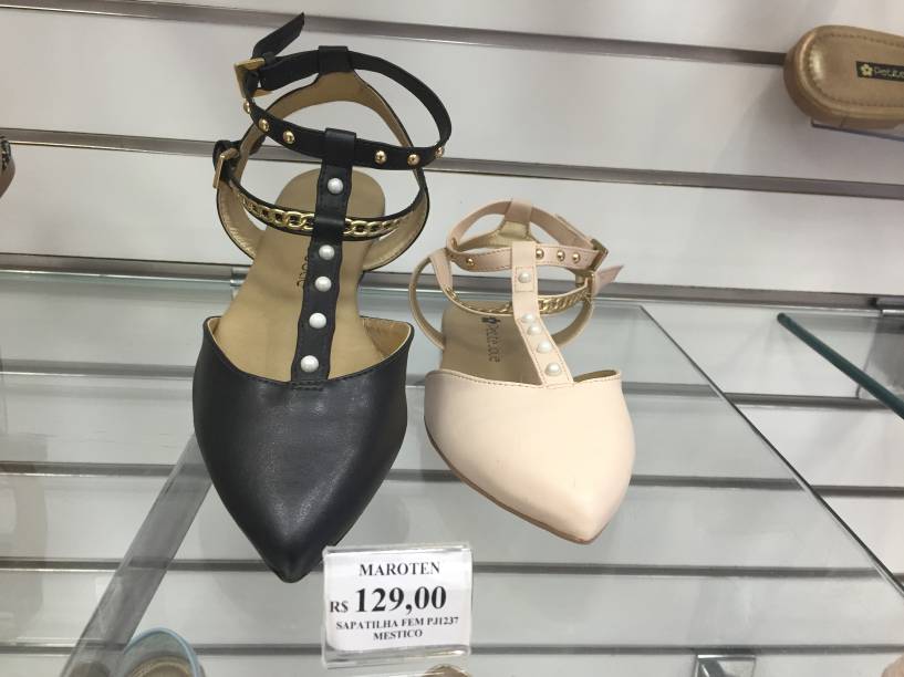 Sand&aacute;lia com tachos (de 129 reais por 64,50 reais)