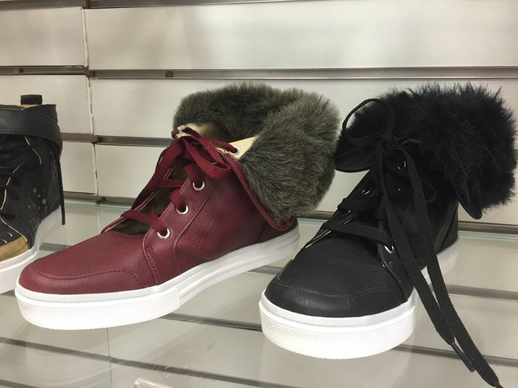 T&ecirc;nis com pelos (de 169 reais por 84,50 reais)