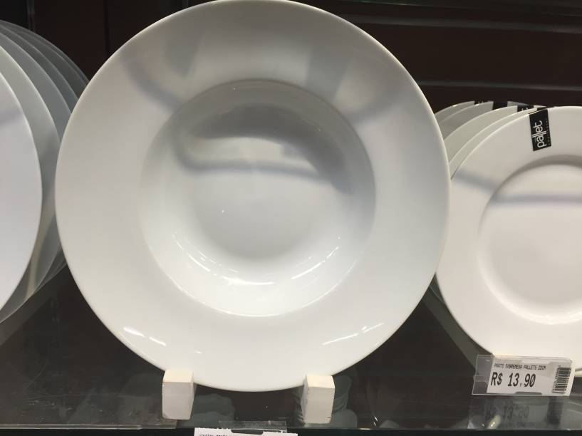 Prato de porcelana (13,90 reais)