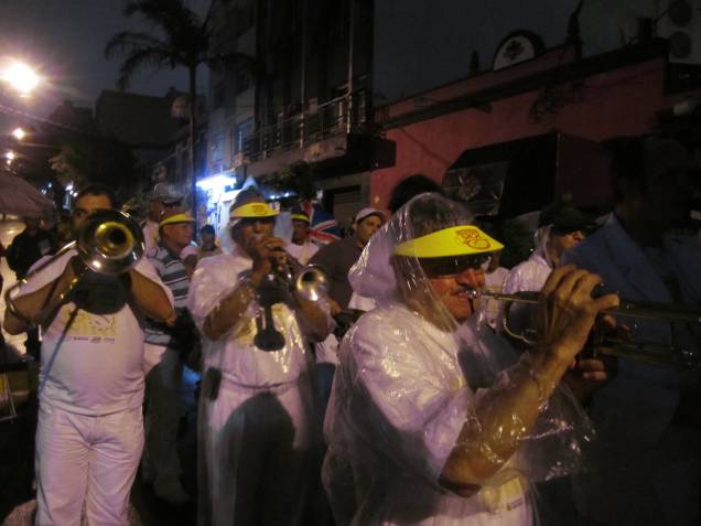 A Banda do Candinho se aquece durante a concentração: cerca de 500 pesoas A Banda do Candinho se aquece durante a concentração: cerca de 500 pesoas