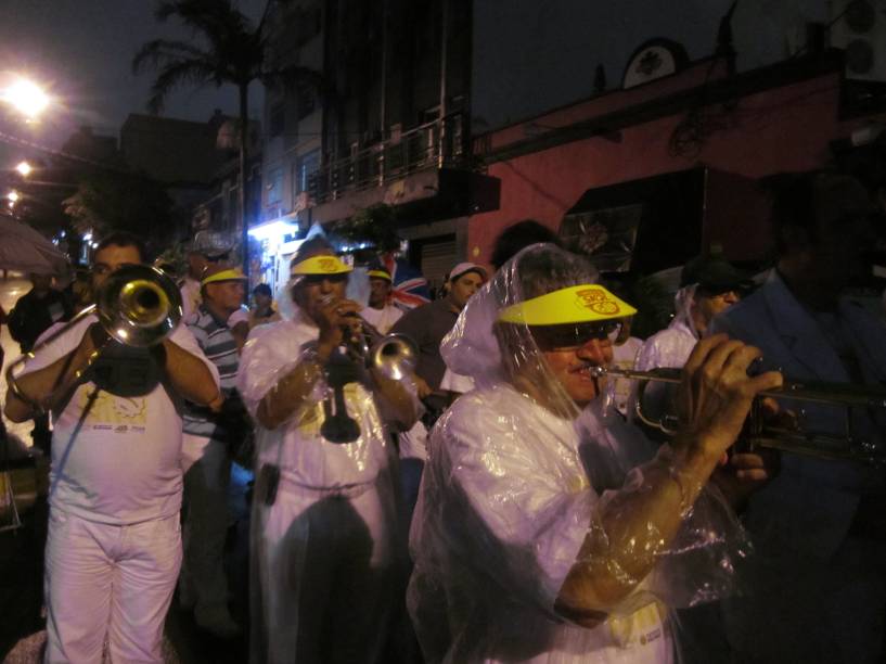 A Banda do Candinho se aquece durante a concentra&ccedil;&atilde;o: cerca de 500 pesoas