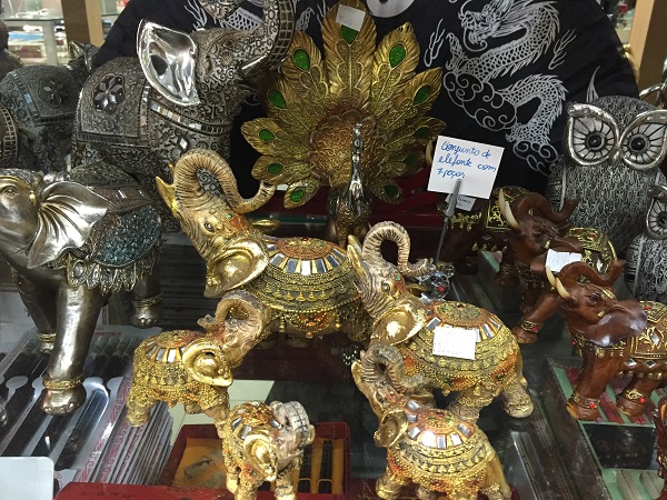 Conjunto de elefantes com sete pe&ccedil;as (139 reais)