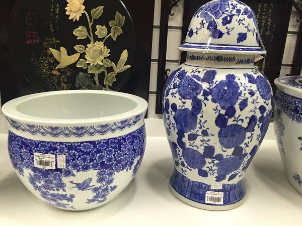 Cachep&oacute; de porcelana (650 reais) e pote de porcelana (590 reais)