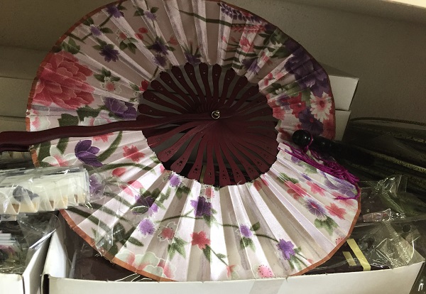 Ventarola de seda com im&atilde; (16 reais)