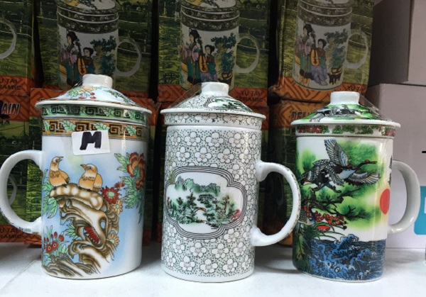 Caneca de porcelana com coador (25 reais)