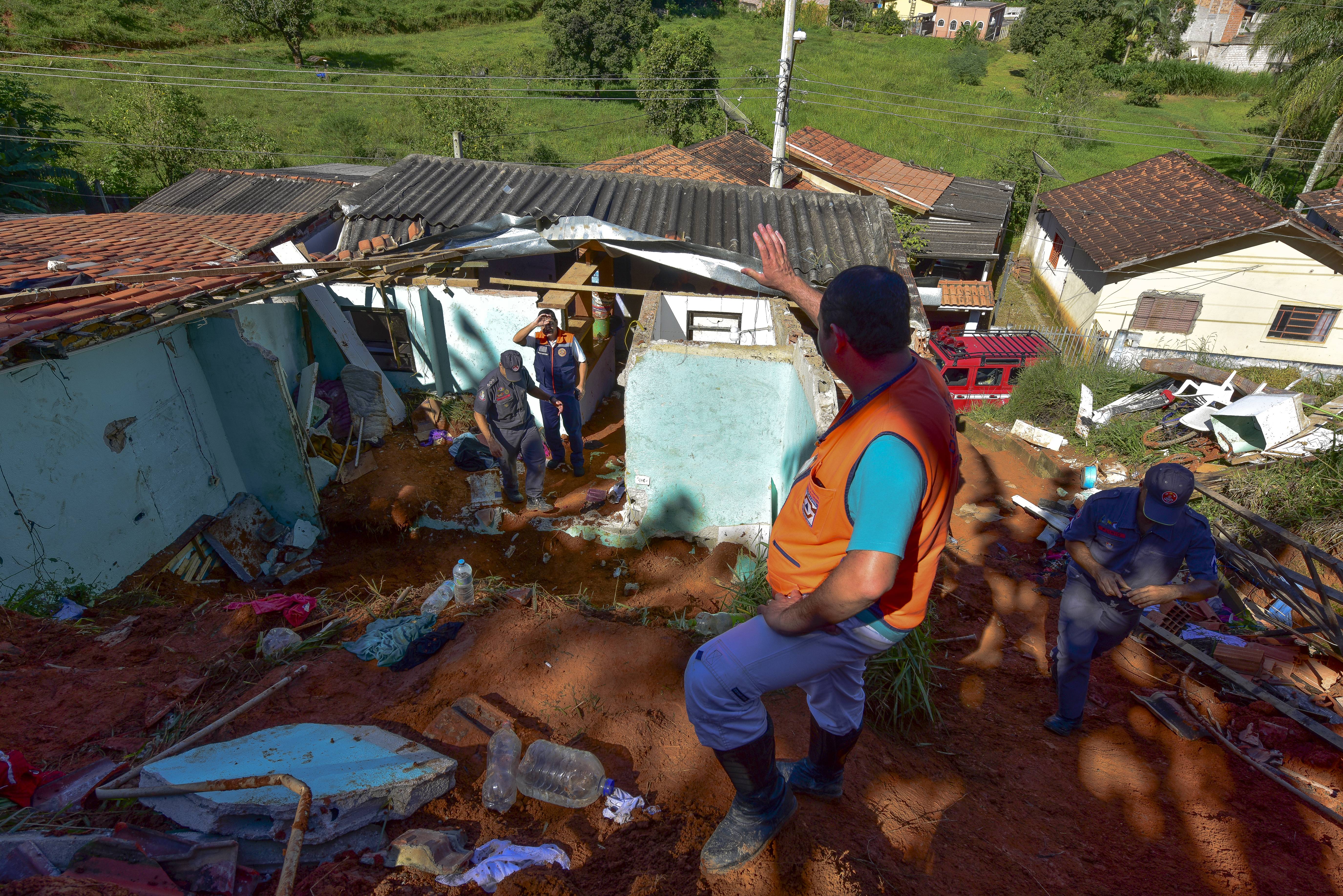Deslizamento mata quatro pessoas em São José dos Campos