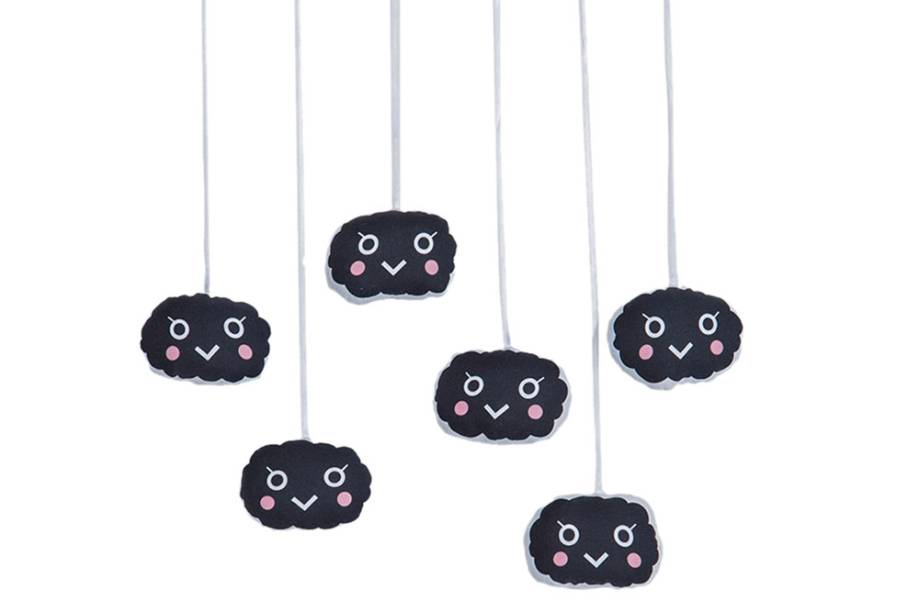 Móbile no formato de nuvens com fitas de cetim: R$ 49,70 Móbile no formato de nuvens com fitas de cetim: R$ 49,70