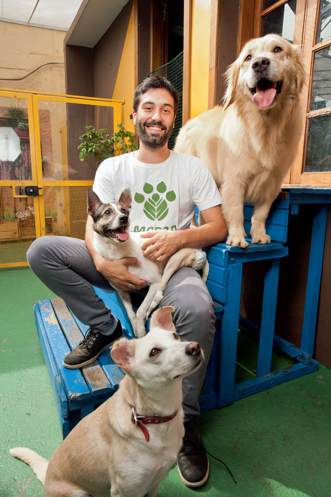 Biólogo resgata cães que são vítimas de maus-tratos