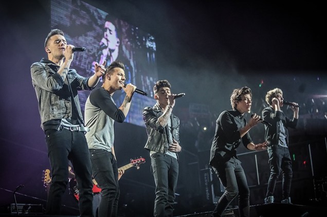 One Direction — This Is Us: Liam, Louis, Zayn, Harry e Niall, cena de um show em Londres One Direction — This Is Us: Liam, Louis, Zayn, Harry e Niall, cena de um show em Londres