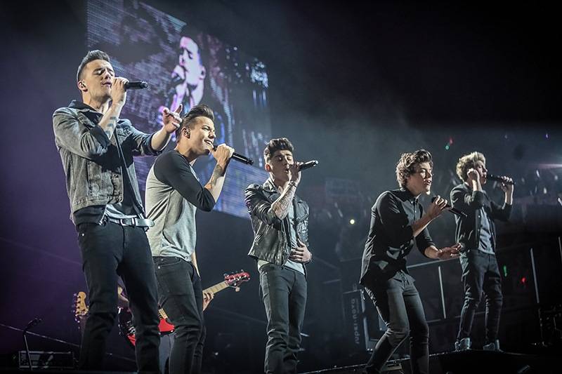 One Direction — This Is Us: Liam, Louis, Zayn, Harry e Niall, cena de um show em Londres One Direction — This Is Us: Liam, Louis, Zayn, Harry e Niall, cena de um show em Londres