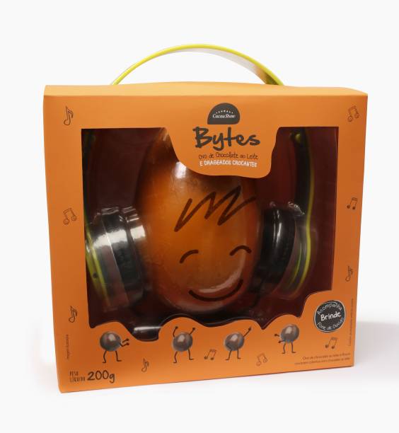 	Ovo de páscoa Bytes, da Cacau Show. Preço sugerido de venda: R$ 39,90 (200g). Em dois sabores, ao lei te e flocos crocantes, a versão acompanha um fone de ouvido. Cores disponíveis do fone: rosa, amarelo, azul e verde.