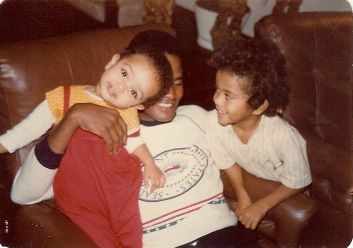 Jair Rodrigues brinca com os filhos nos anos 1980: cantor sempre foi reconhecido pelo bom humor e pela alegria de viver Jair Rodrigues brinca com os filhos nos anos 1980: cantor sempre foi reconhecido pelo bom humor e pela alegria de viver