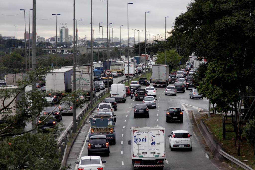Chuva deixa trânsito carregado na capital