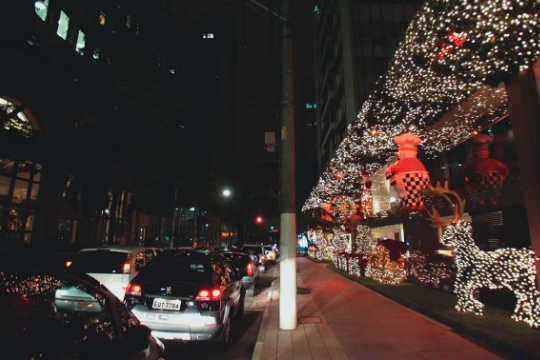 Hipnotizados pelas decorações de Natal, motoristas complicam tráfego