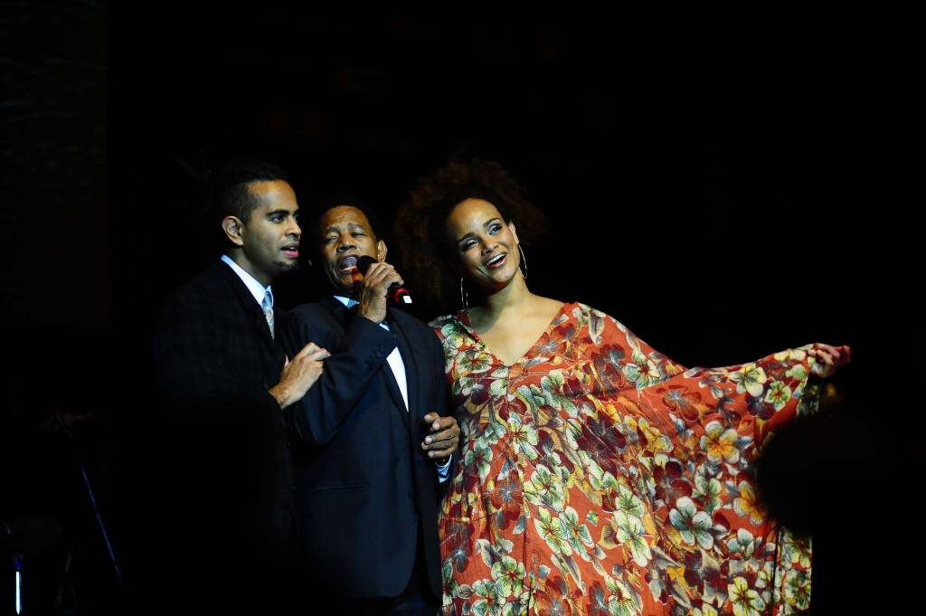 Jairzinho, Jair e Luciana na 9ª edição do Troféu Raça Negra na Sala São Paulo em 2011 Jairzinho, Jair e Luciana na 9ª edição do Troféu Raça Negra na Sala São Paulo em 2011