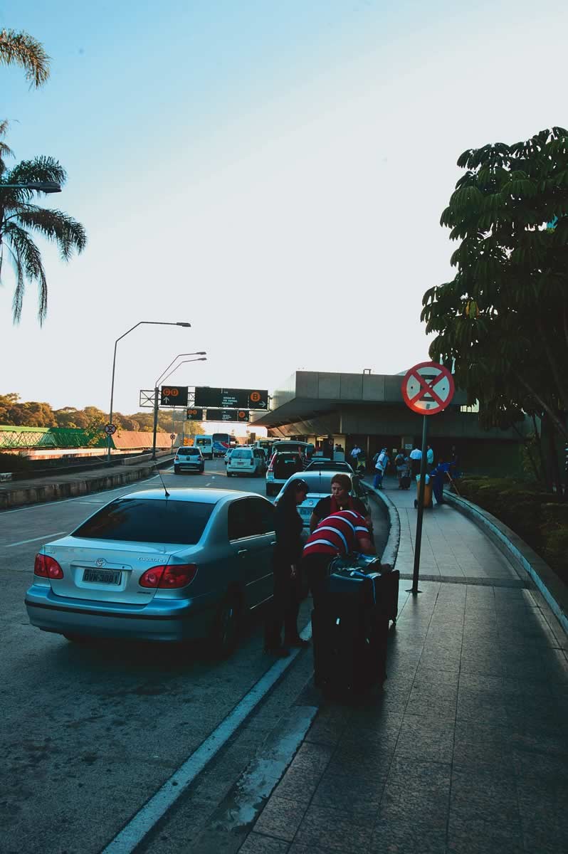 Aeroporto de Guarulhos sofre com pouco espaço no estacionamento