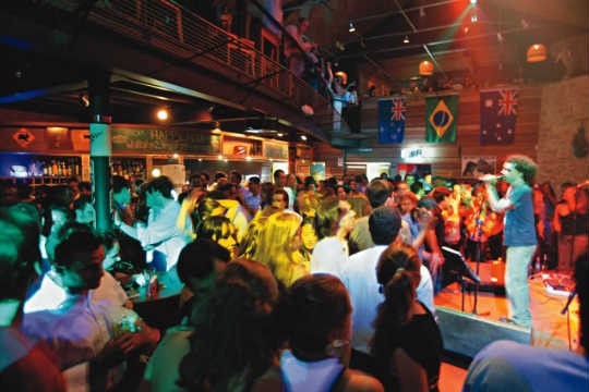 Beber, conversar ou dançar?