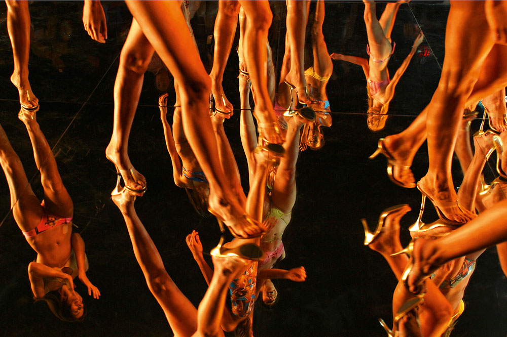 77-o-utero-do-mundo_mam_faing-jaques_serie-pernas_2003_6_foto-romulo-fialdini-jpg.jpeg