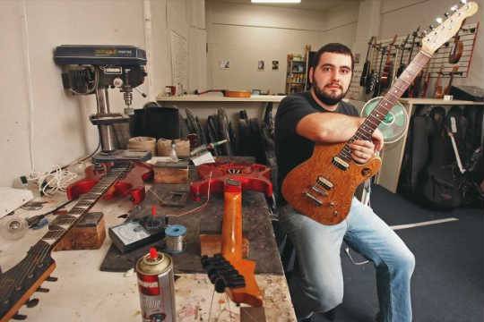 Lojas da Santa Efigênia dedicam-se ao conserto de instrumentos musicais